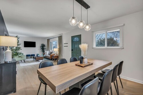 Game Room.Bar.Firepit.Renovated & Modern Retreat!