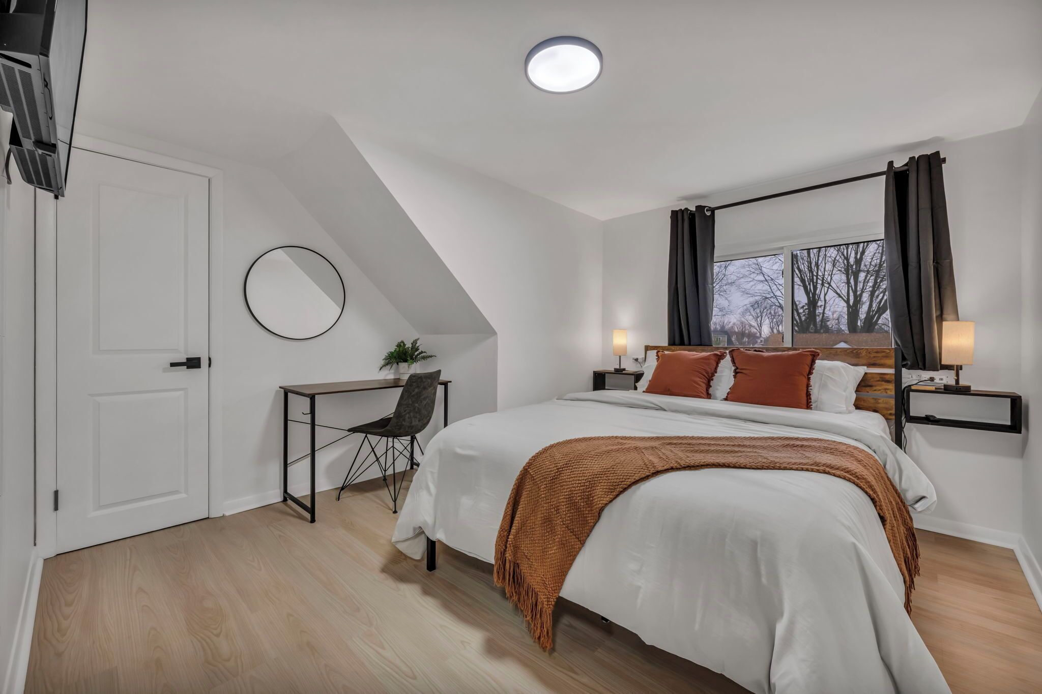 5 Schlafzimmer, Schreibtisch, Bügeleisen/Bügelbrett, WLAN
