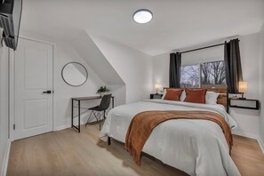 5 bedrooms, desk, iron/ironing board, WiFi