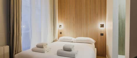 Apartament | Espai de treball apte per a portàtils i planxa i posts de planxar