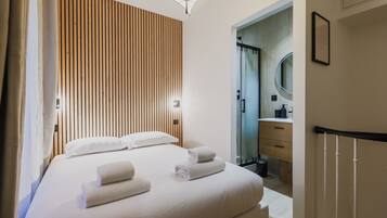 Apartemen | Ruang kerja ramah laptop, setrika/meja setrika, dan seprai linen