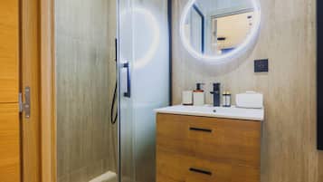 Secador de pelo, toallas, jabón, shampoo