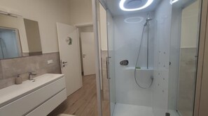 Dusche, Haartrockner, Bidet, HandtĂŒcher