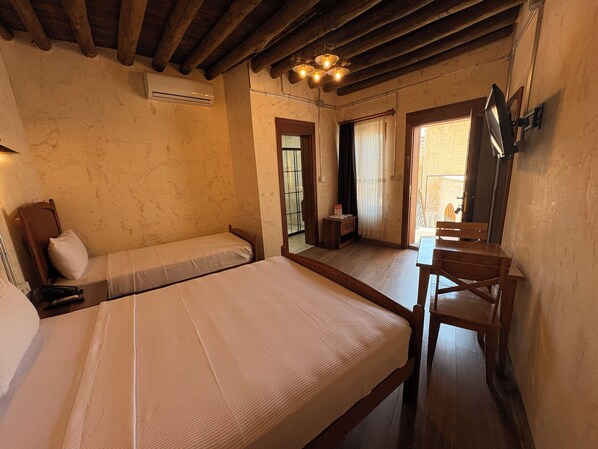 Family Triple Room | Desk, laptop workspace, free WiFi