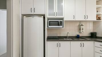 Geladeira, micro-ondas, fogão, cafeteira/chaleira