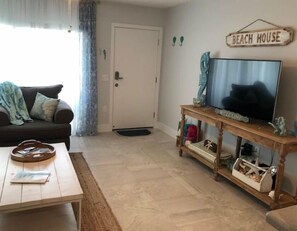 Living area - The Dancing Seahorse Condo @ Coronado Arms (New Smyrna Beach)
