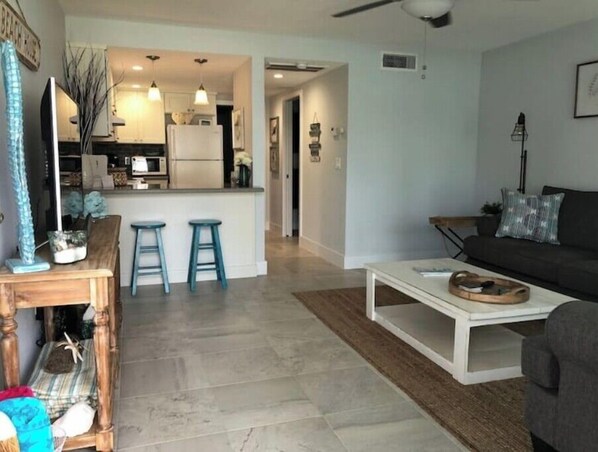 Living area - The Dancing Seahorse Condo @ Coronado Arms (New Smyrna Beach)