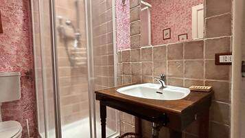 Doccia, asciugacapelli, bidet, asciugamani