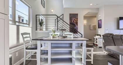 Stylish 2BR Basecamp in Arvada
