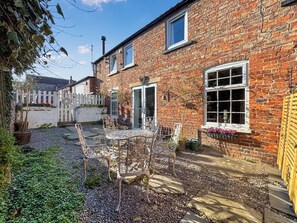 Outdoor dining - Warrington Mews-UK48821 (Thornton-le-Dale, near Pickering)