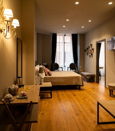 Deluxe Suite, City View | 1 bedroom, in-room safe, blackout drapes, soundproofing