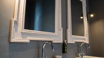 Vasca e doccia separate, set di cortesia gratuito, asciugacapelli