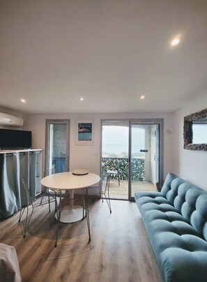 TV - Studio 25 M2,VUE MER imprenable,CLIMATISE,300 M de la mer,résidence avec PISCINE (ROQUEBRUNE SUR ARGENS)