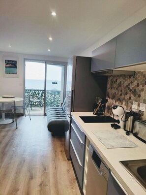 Fridge, microwave, stovetop, dishwasher - Studio 25 M2,VUE MER imprenable,CLIMATISE,300 M de la mer,résidence avec PISCINE (ROQUEBRUNE SUR ARGENS)
