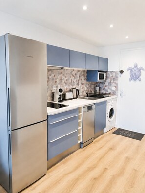 Coffee/tea maker, fridge, microwave, stovetop