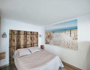 Een strijkplank/strijkijzer, reisbedje, beddengoed