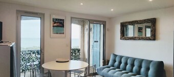 Panoramic ocean view, beach 300 meters away, pool, renovated air-conditioned studio, Les Issambres
