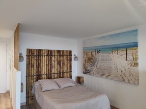 Iron/ironing board, travel cot, bed sheets - Studio 25 M2,VUE MER imprenable,CLIMATISE,300 M de la mer,résidence avec PISCINE (Roquebrune-sur-Argens)