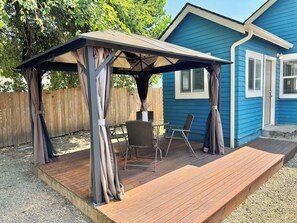 Outdoor dining - Charming 2-bedroom house in Albany with AC, WiFi (Albany)