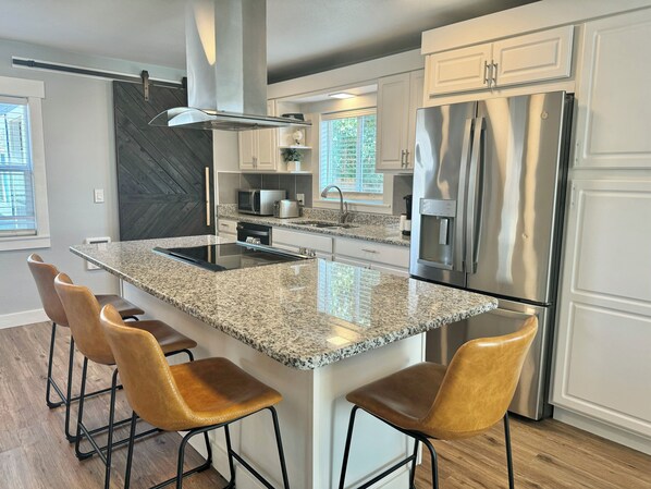 Private kitchen - Charming 2-bedroom house in Albany with AC, WiFi (Albany)