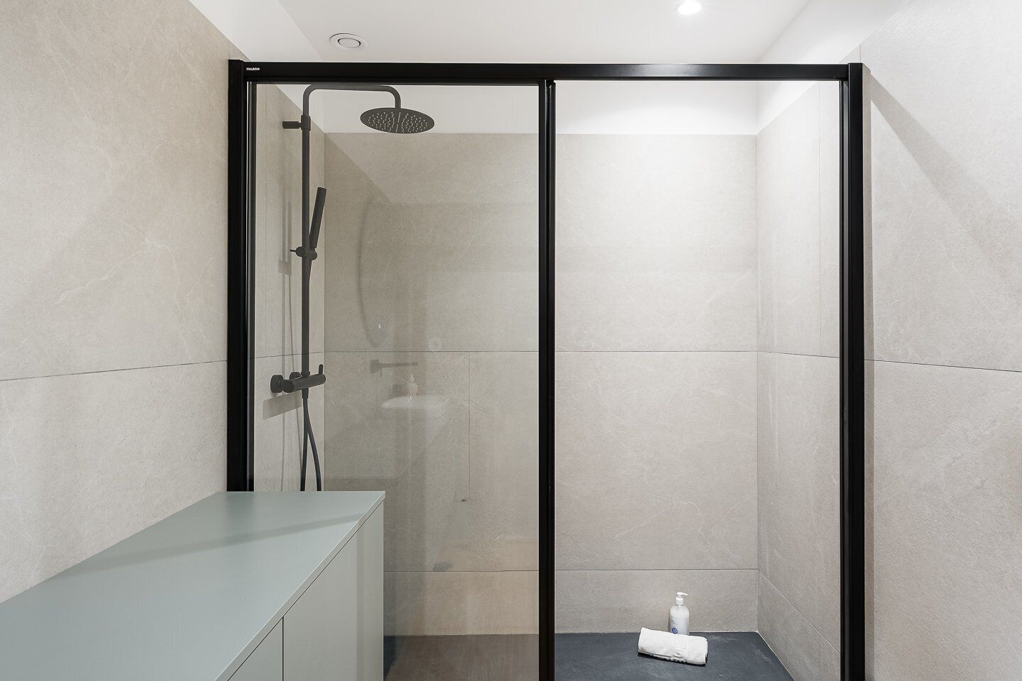 Douche, séchoir à cheveux, serviettes fournies