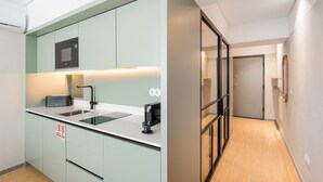 A modern kitchen with a microwave, toaster, and sink. - GuestReady - Exquisite stay in Matosinhos (Matosinhos)