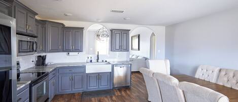 Four Ă micro-ondes, un four, surface de cuisson, lave-vaisselle