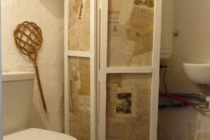 Suihku, hiustenkuivaaja, pyyhkeet, saippua