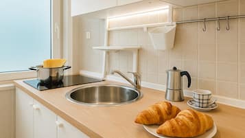 Comfort apartman, teraszos udvar, kilátással a tengerpartra | Privát konyha | Hűtőszekrény, főzőlap és főzőedények/tányérok/evőeszközök