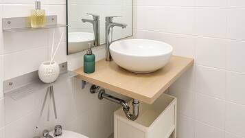 Comfort-Apartment, Terrasse, Strandblick | Badezimmer | Dusche, Haartrockner, Handtücher, Seife