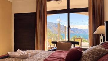 Comfort Single Room | Down comforters, laptop workspace, free WiFi