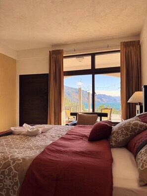 Comfort Single Room | Down comforters, laptop workspace, free WiFi