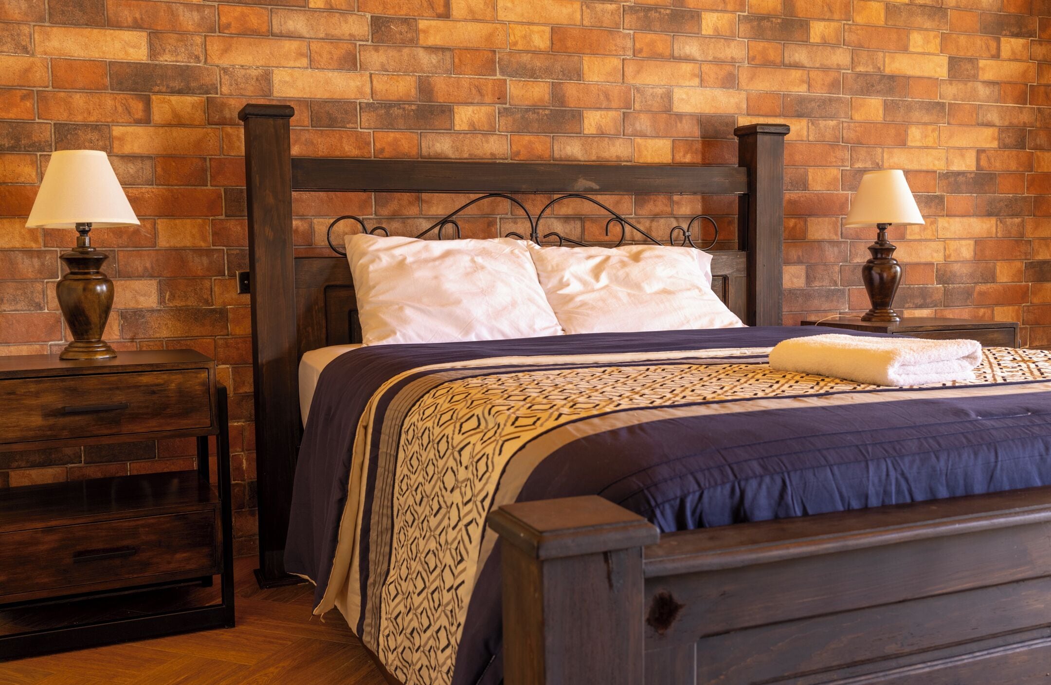 Enkeltrom – comfort | Dundyner, skrivebord for bærbar PC og wi-fi (inkludert)