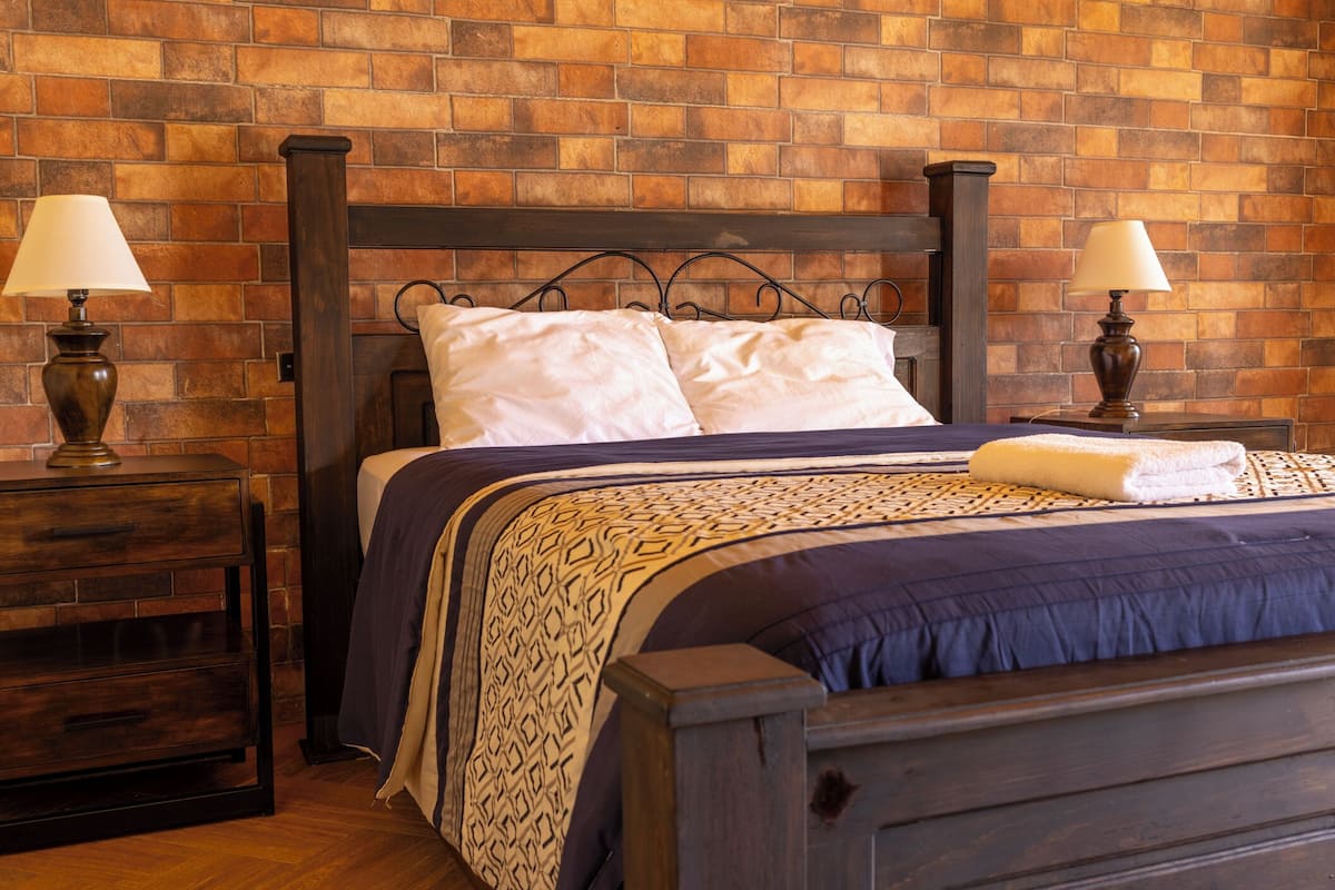 Enkeltrom – comfort | Dundyner, skrivebord for bærbar PC og wi-fi (inkludert)