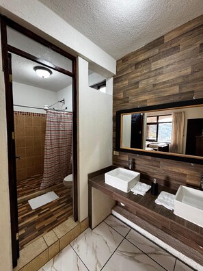 Habitación doble | Baño | Regadera, toallas, jabón, papel de baño 