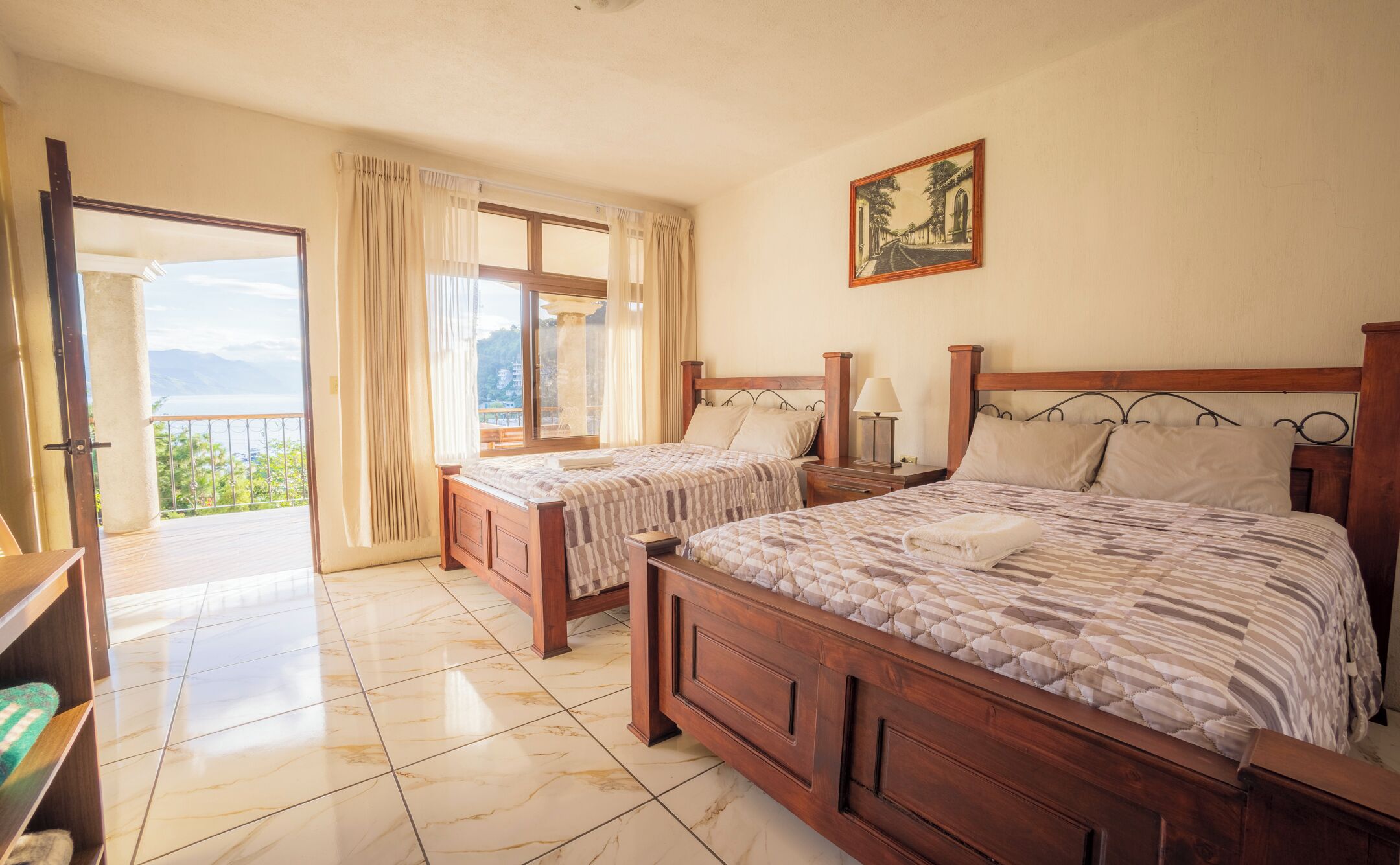 Dobbeltrom | Dundyner, skrivebord for bærbar PC og wi-fi (inkludert)