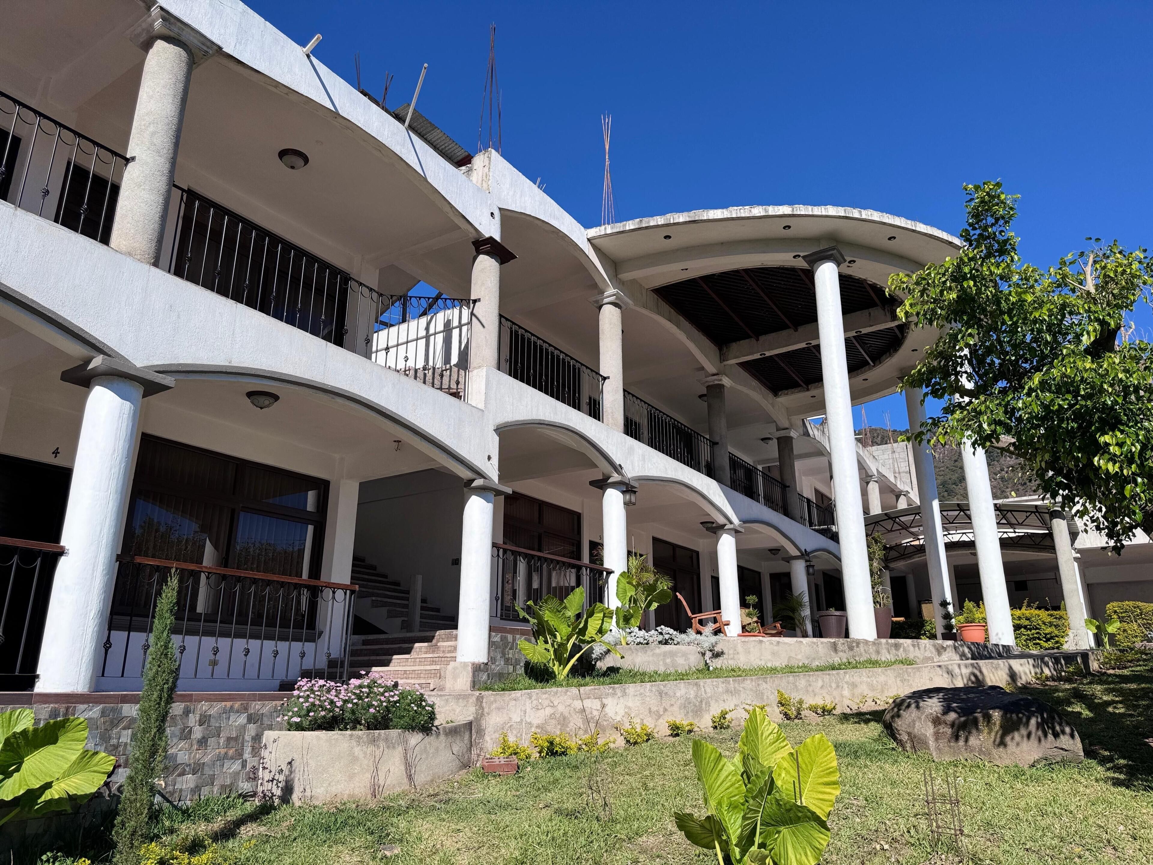 Vista frontal de la propiedad