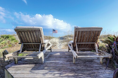 Beachfront Ocean Dream on the Sand