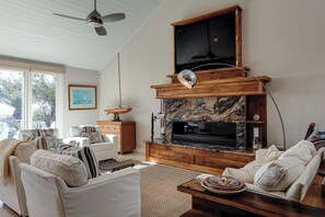 Living area - Beachfront Ocean Dream on the Sand (Hilton Head Island)