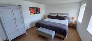 2 bedrooms, desk, free WiFi, bed sheets