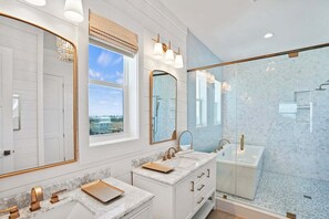 Een douche, een haardroger, handdoeken