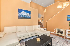 Ein Wohnzimmer mit einer Couch, einem Couchtisch und einem Kamin.