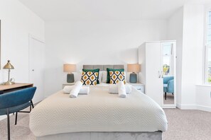 1 chambre, bureau, fer et planche à repasser, lit parapluie