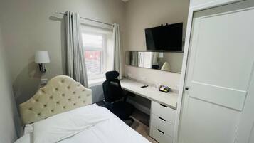 6 bedrooms, iron/ironing board, WiFi, bed sheets