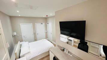 6 bedrooms, iron/ironing board, WiFi, bed sheets