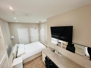 6 makuuhuonetta, silitysrauta/-lauta, Wi-Fi, vuodevaatteet