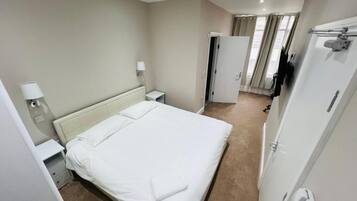 6 bedrooms, iron/ironing board, WiFi, bed sheets