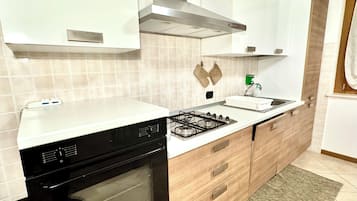 Een koelkast, een microgolfoven, een oven, een kookplaat