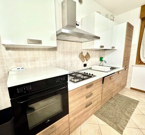 Kjøleskap, mikrobølgeovn, ovn og kokeplater