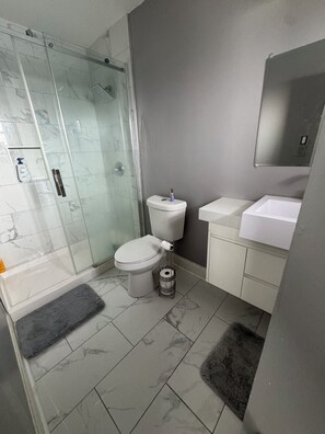 Dusche, Haartrockner, Handtücher, Seife